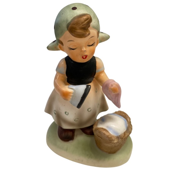 Vintage 1950’s ironing girl figurine with iron. Made in Taiwan - Picture 1 of 6